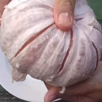 cara mengupas kulit jeruk bali