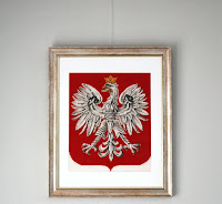 Zdjęcie przedstawia godło Polski wykonane metodą haftu krzyżykowego