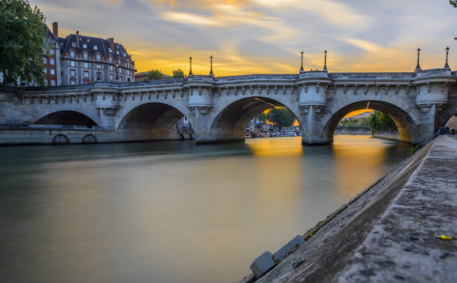  foto da Pont Neuf ao entardecer 