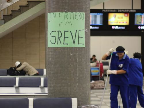 Funcionários de 62 aeroportos entram em greve nesta quarta