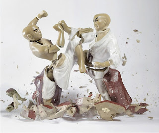 estátuas de porcelana lutando kung fu