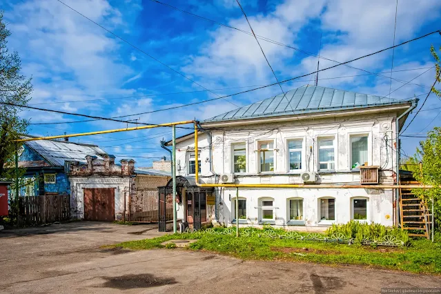 Старая, кирпичная усадьба