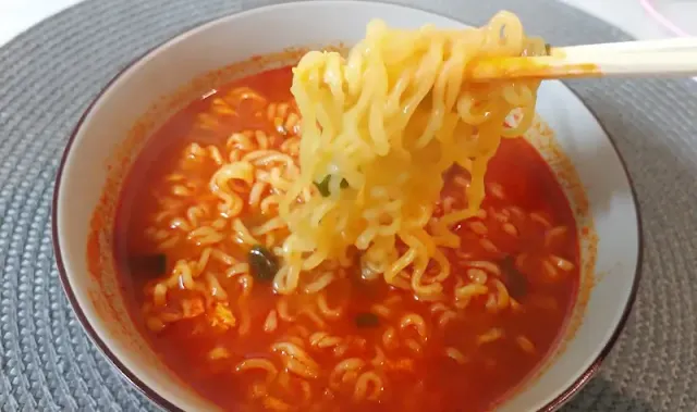 큰-대접에-담긴-라면을-젓가락으로-집어-올린-사진