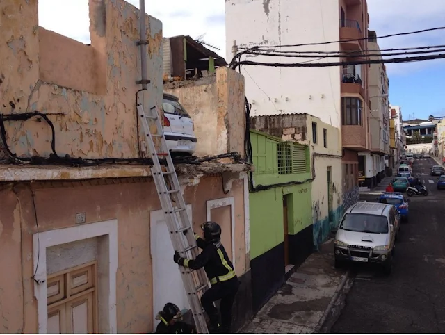 Un coche aparcado en una azotea de Las Palmas de Gran Canaria