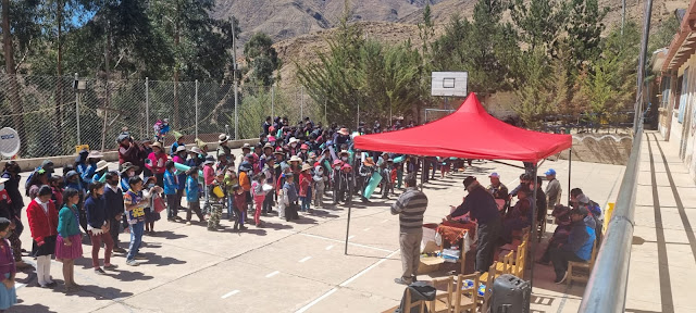 Glücklich und dankbar nahmen die Kinder der Educational Unit von Marcoma das Schulmaterial entgegen. Potosí - Bolivien. Los niños de Marcoma,  Percka, Ancocala, Quruñi, Yareta Ckasa, y Carretas. Les agradece a todos los donantes y bendiciones!