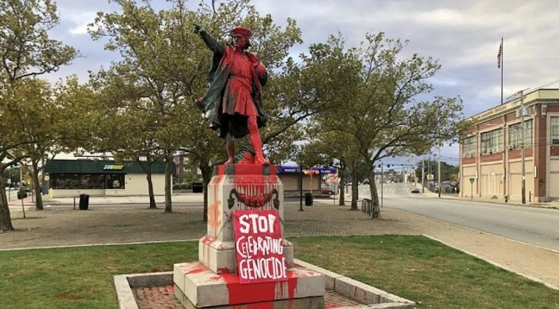 Con el mensaje “paren de alabar al genocida” tiñen de rojo estatua de Colón en Providence