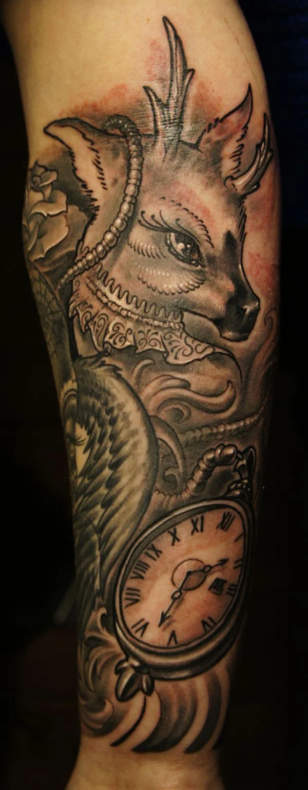 vemos el tatuaje de un ciervo en brazo