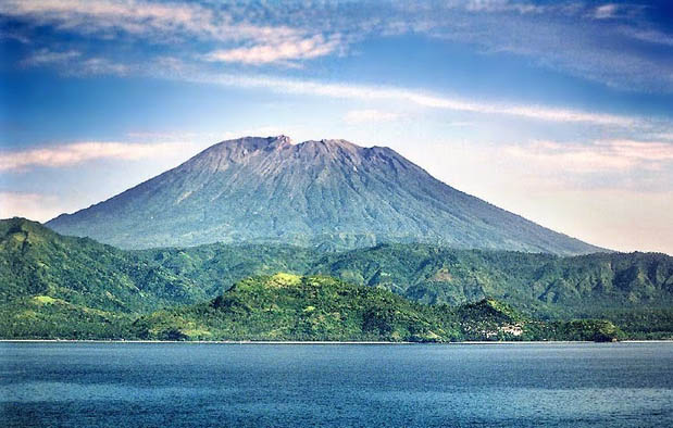 adalah gunung api teraktif di Indonesia yang terletak persis di tengah Pulau Jawa Asal Usul Gunung Merapi, Mitos, dan Cerita Misterinya