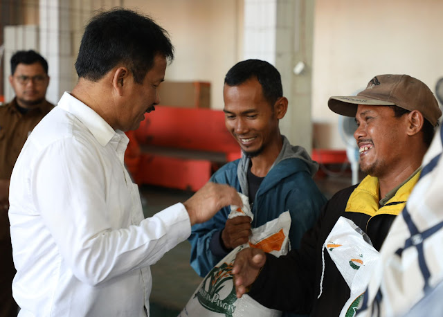 Muhammad Rudi Salurkan Cadangan Beras Pemerintah Kepada 6.178 KPM