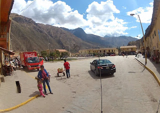 Praça central em Ollantaytambo / Peru.