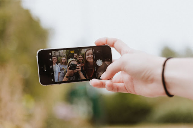 20+ Best Instagram Selfie Captions