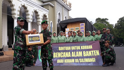 Kodam III/Siliwangi Serahkan Bantuan Untuk Warga Pandeglang Korban Bencana Tsunami Selat Sunda