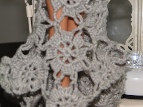 Mini motivos que compõem a saia do vestido de crochê para Barbie . Confeccionado por Pecunia Milliom