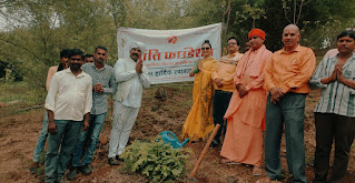 इंदौर। समाज सेवी के क्षेत्र में सदेव अग्रणी रहने वाली संस्था क्रांति फाउंडेशन ने रविवार को बरसते पानी में पितृ पर्वत पर पौधा रौपन किया और समय- समय पर आकर पौधों की देखभाल करने की बात कही।