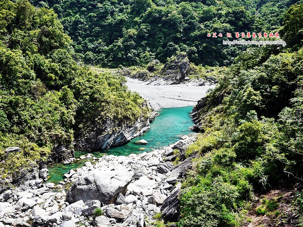 27 由橋上可見的麗山秀水