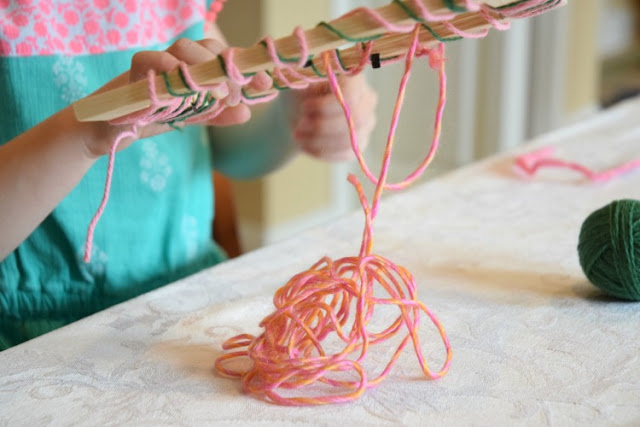 Kid made Mother's Day gift- yarn wrapped picture frames. Fun craft for preschool, kindergarten, or elementary children that makes a great gift for moms or grandmothers.