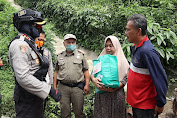 Kapolres Sumedang Tinjau dan Berikan Bantuan Kepada Korban Longsor di Ciherang Sumedang