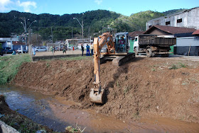 Roçado e desassoreamento fizeram parte da limpeza realizada no córrego do Meudon