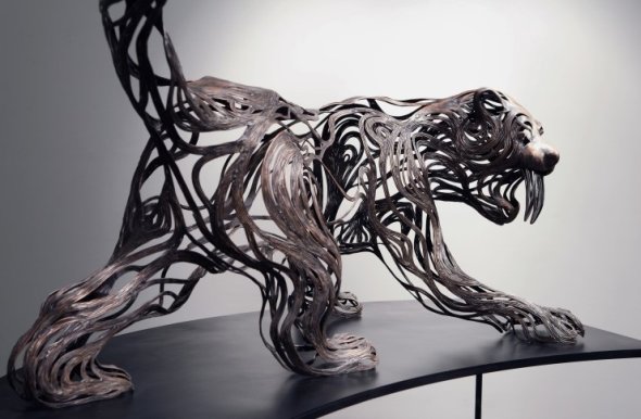 Kang Sung Hoon  esculturas de animais ao vento com tiras de metal Tigre