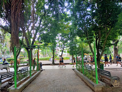 Tempat duduk di taman kambang iwak