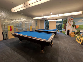宜蘭礁溪溫泉泡湯住宿推薦：宜蘭礁溪老爺酒店，溫泉水質優，還提供免費寵物寄宿，不但是親子飯店也是寵物友善飯店喔。適合一家老少一同出遊，一到整個日式休閒風，心情跟著放鬆。推薦老爺雲天自助餐廳，住房可選擇一泊二食。老爺現在還推出露營車住宿專案，露營泡湯一起玩。得天公園高爾夫球場就在旁邊，有親子高爾夫球活動