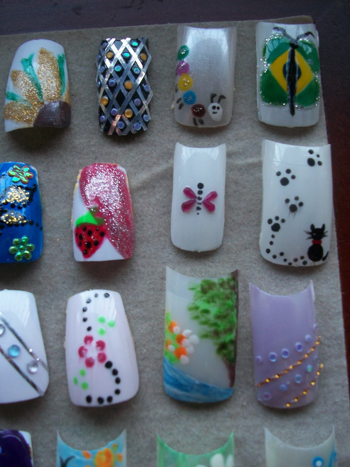 *Uñas Felices*: Uñas Decoradas a mano alzada