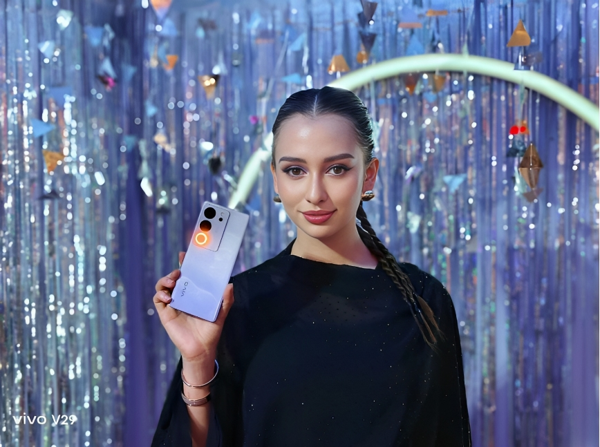 ANNA JOBLING DIVES INTO THE “SHINE BRIGHT LIKE A STAR” CAMPAIGN TO PRESENT THE VIVO V29 5G’S AURA LIGHT 2.0.