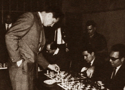 Iuri Averbach dando unas simultáneas en la Unió Gracienca d’Escacs en 1965