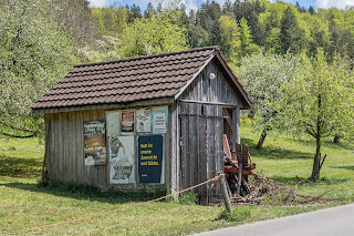 Schuppen mit Bibelplakat