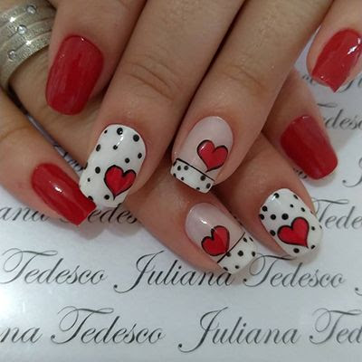 decoração de unhas vermelhas com corações