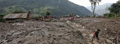 FUERTES LLUVIAS CAUSAN DESLIZAMIENTOS DE TIERRA EN NEPAL: 30 MUERTOS Y 42 DESAPARECIDOS