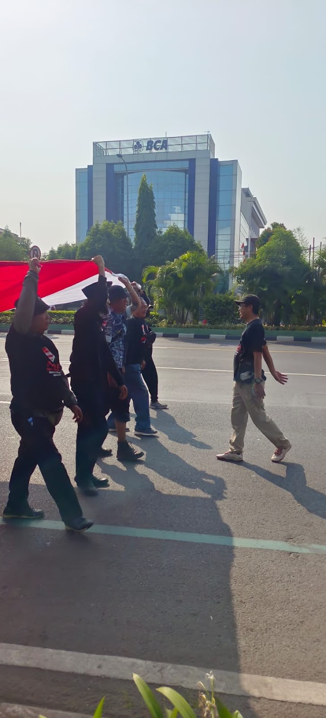 Barisan Patriot Bela Negara Bersama PNIB Kibarkan Bendera Merah Putih Sepanjang 100 Meter