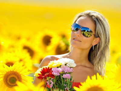 fotografia de mujer en campo de girasoles