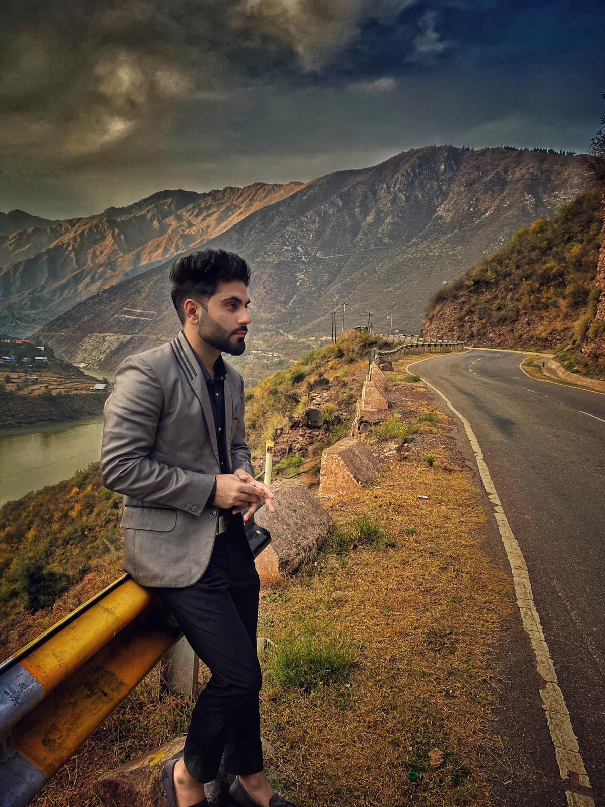 Akhoon Zahur   A Medical Student turned Vlogger and Gamer gained over 25k Followers  in 2 Months