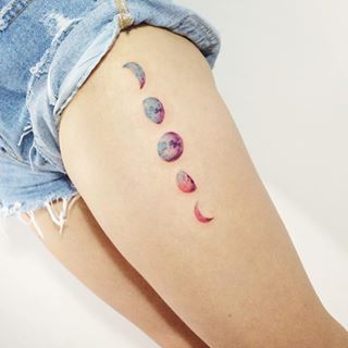 30 tatuagens de lua para mulheres que buscam transformação