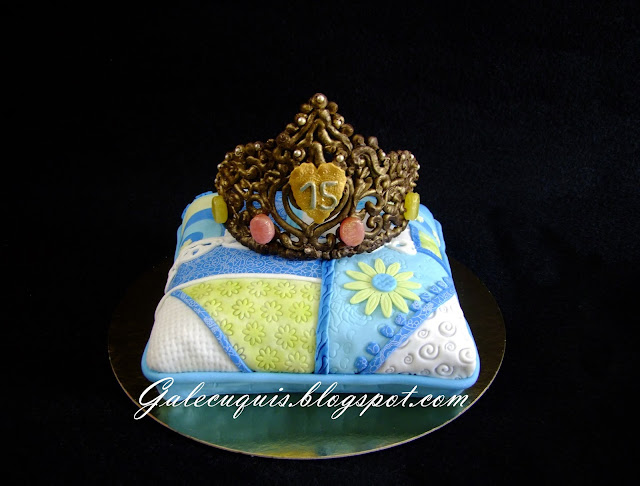 Tarta cojin de patchwork y corona de chocolate