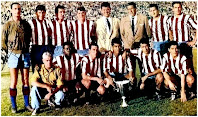 CLUB ATLÉTICO DE MADRID - Madrid, España - Temporada 1962-63 - Madinabeytia, Griffa, Ramiro, Glaría, José Villalonga (técnico), Tinte (entrenador), Calleja, Rivilla; Rafa Greño (técnico), Jones, Adelardo, Mendonça, Peiró y Collar - ATLÉTICO DE MADRID 3 (Jones, Mendonça y Peiró), FIORENTINA 0 - 05/09/1962 - Recopa de Europa, final, partido de desempate - Stuttgart (Alemania), Neckarstadion - El ATLÉTICO DE MADRID SE PROCLAMA CAMPEÓN DE LA RECOPA