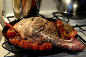 gigot d'agneau et tomates confites avant enfournement