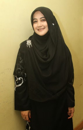 Model Jilbab Ala Umi Pipik (Pipik Dian Irawati) - Indo Fashion