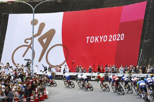 Atletas durante a prova ,masculina de ciclismo de estrada dos Jogos Olímpicos de 2020, em Tóquio