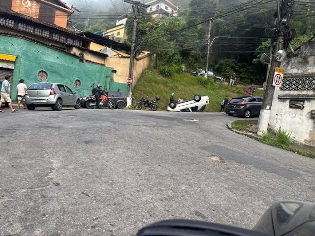 UM CARRO CAPOTOU NESTA MANHA DE SABADO EM PETROPOLIS