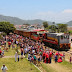 Crianças acompanham a chegada do Papai Noel Ferroviário