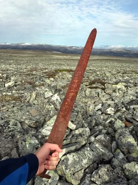 Essa que tem mais ou menos 1.200 anos foi encontrada nas montanhas da Noruega por um caçador. A foto é do exato momento e pode ser lido clicando neste texto.