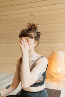 एक महिला जो अनुलोम विलोम प्राणायाम का अभ्यास कर रही हैं, A woman practicing Anulom Vilom Pranayama