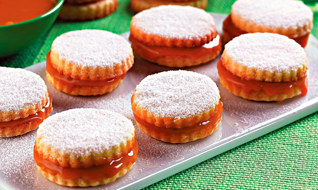 Biscoitinhos recheados com leite condensado