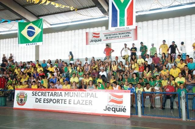 Jequieenses lotam a “Central da Copa” na estreia do Brasil
