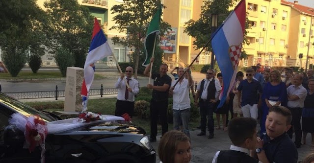  U MOSTARU LJUBAV NEMA GRANICA: Na srpsko-hrvatskoj svadbi našla se i ona treća zastava.