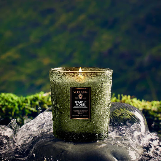 bougie voluspa temple moss avis, revue bougie voluspa temple moss, voluspa temple moss candle review, bougie voluspa, bougie automne, temple moss voluspa, bougie qui sent la foret en automne