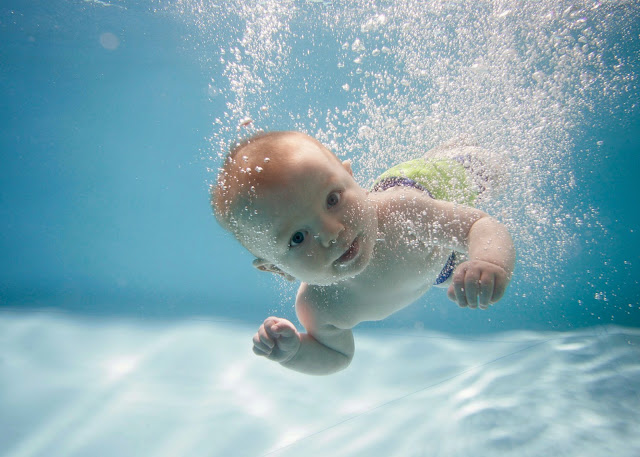 bebé na piscina