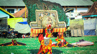 Pertunjukan Topeng Raksasa Reog Ponorogo Disaksikan Ribuan Penonton